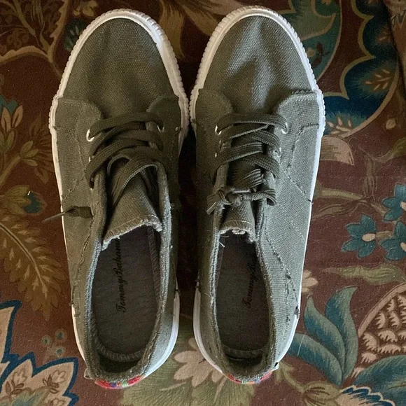 Tommy Bahama Distressed Sneakers - Picture 7 of 16